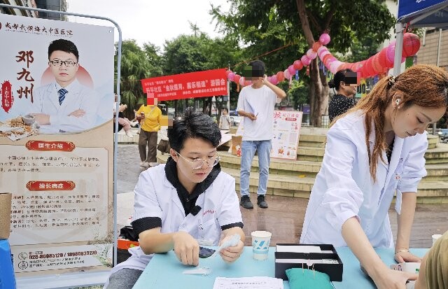 义诊纪实｜邓九州医师走进升平社区，把脉问诊送健康